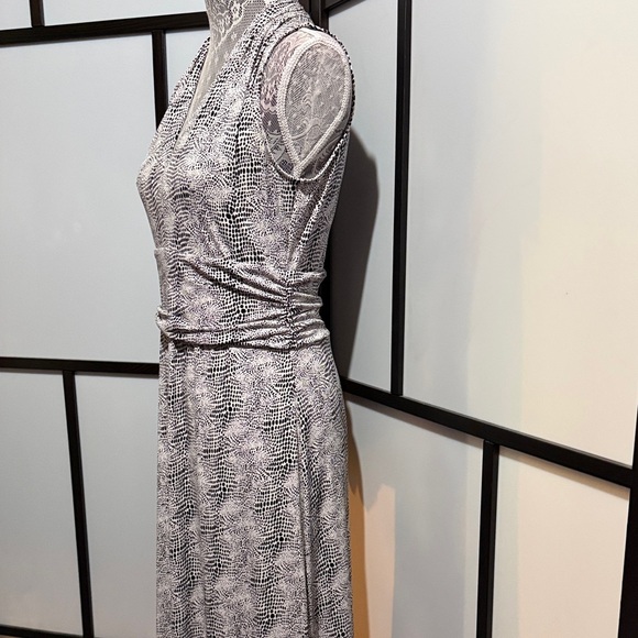 Vince Camuto Gray Printed Sleeveless Maxi Dress - Picture 2 of 5